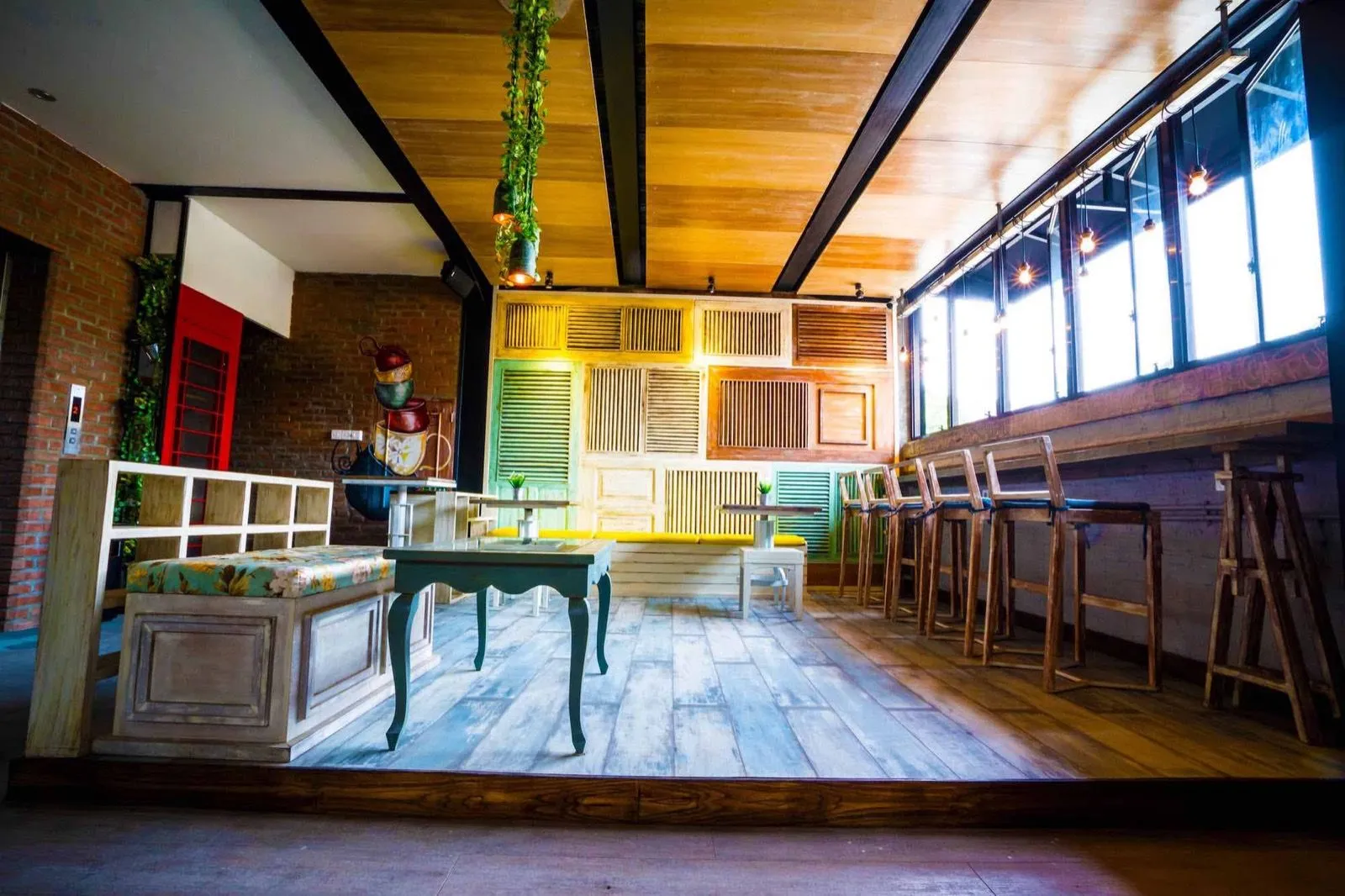 Suasana boutique hotel & cafe Summerbird Bandung